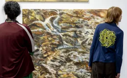 Wernisaż wystawy - osoby oglądające obrazy