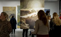 Wernisaż wystawy - osoby oglądające obrazy