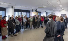 Na zdjęciu oprowadzanie artystyczno-kuratorskie