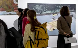 Wernisaż wystawy - osoby oglądające obrazy