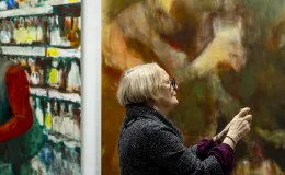 Wernisaż wystawy - osoby oglądające obrazy