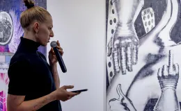 Na zdjęciu oprowadzanie artystyczno-kuratorskie