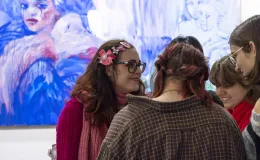 Wernisaż wystawy - osoby oglądające obrazy