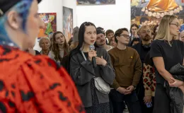 Na zdjęciu oprowadzanie artystyczno-kuratorskie