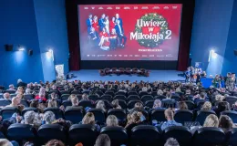 na zdjęciu sala kinowa z ludźmi