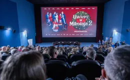 na zdjęciu sala kinowa z ludźmi