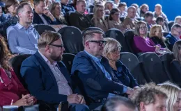 na zdjęciu sala kinowa z ludźmi