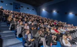 na zdjęciu sala kinowa z ludźmi