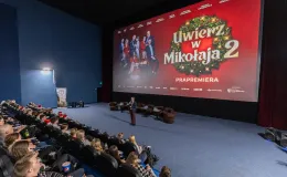 na zdjęciu sala kinowa z ludźmi