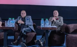 na zdjęciu sala kinowa z ludźmi