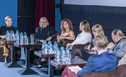 na zdjęciu sala kinowa z ludźmi