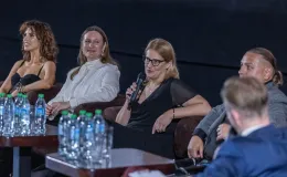 na zdjęciu sala kinowa z ludźmi