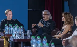 na zdjęciu sala kinowa z ludźmi