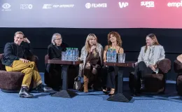 na zdjęciu sala kinowa z ludźmi