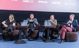 na zdjęciu sala kinowa z ludźmi