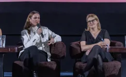 na zdjęciu sala kinowa z ludźmi