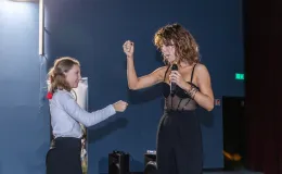 na zdjęciu sala kinowa z ludźmi