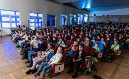 na zdjęciu osoby podczas spotkania