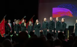 na zdjęciu osoby na scenie