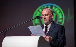 na zdjęciu osoby na scenie