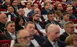 na zdjęciu osoby na scenie