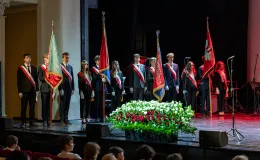 na zdjęciu osoby na scenie