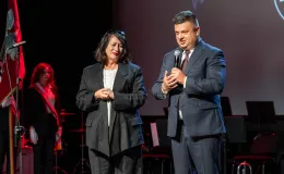 na zdjęciu osoby na scenie