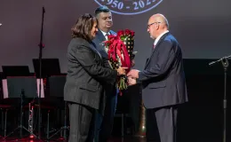 na zdjęciu osoby na scenie