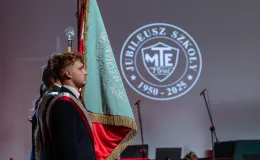 na zdjęciu osoby na scenie