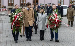 na zdjęciu osoby podczas świętowania