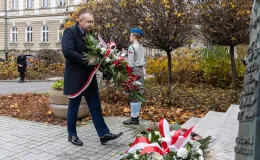 na zdjęciu osoby podczas świętowania