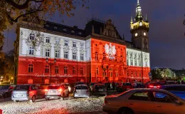 na zdjęciu osoby podczas świętowania