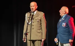 na zdjęciu osoby podczas świętowania