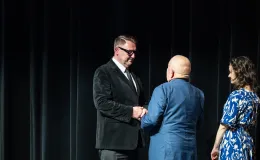 na zdjęciu osoby podczas świętowania