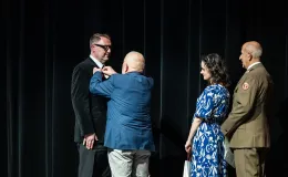 na zdjęciu osoby podczas świętowania