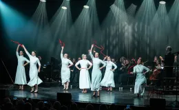 na zdjęciu osoby podczas świętowania