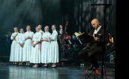 na zdjęciu osoby podczas świętowania