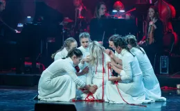 na zdjęciu osoby podczas świętowania