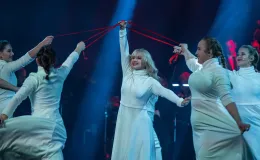 na zdjęciu osoby podczas świętowania