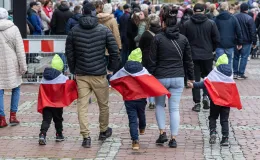 na zdjęciu osoby podczas świętowania