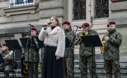 na zdjęciu osoby podczas świętowania