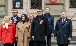 na zdjęciu osoby podczas świętowania