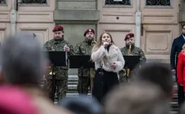 na zdjęciu osoby podczas świętowania