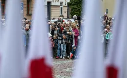 na zdjęciu osoby podczas świętowania