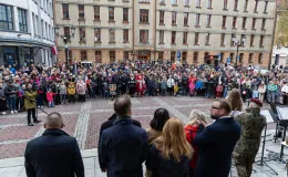 na zdjęciu osoby podczas świętowania