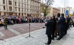 na zdjęciu osoby podczas świętowania