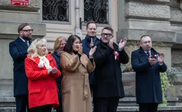 na zdjęciu osoby podczas świętowania