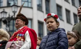 na zdjęciu osoby podczas świętowania