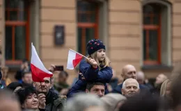 na zdjęciu osoby podczas świętowania