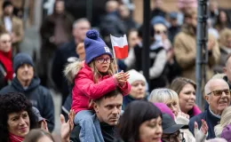 na zdjęciu osoby podczas świętowania